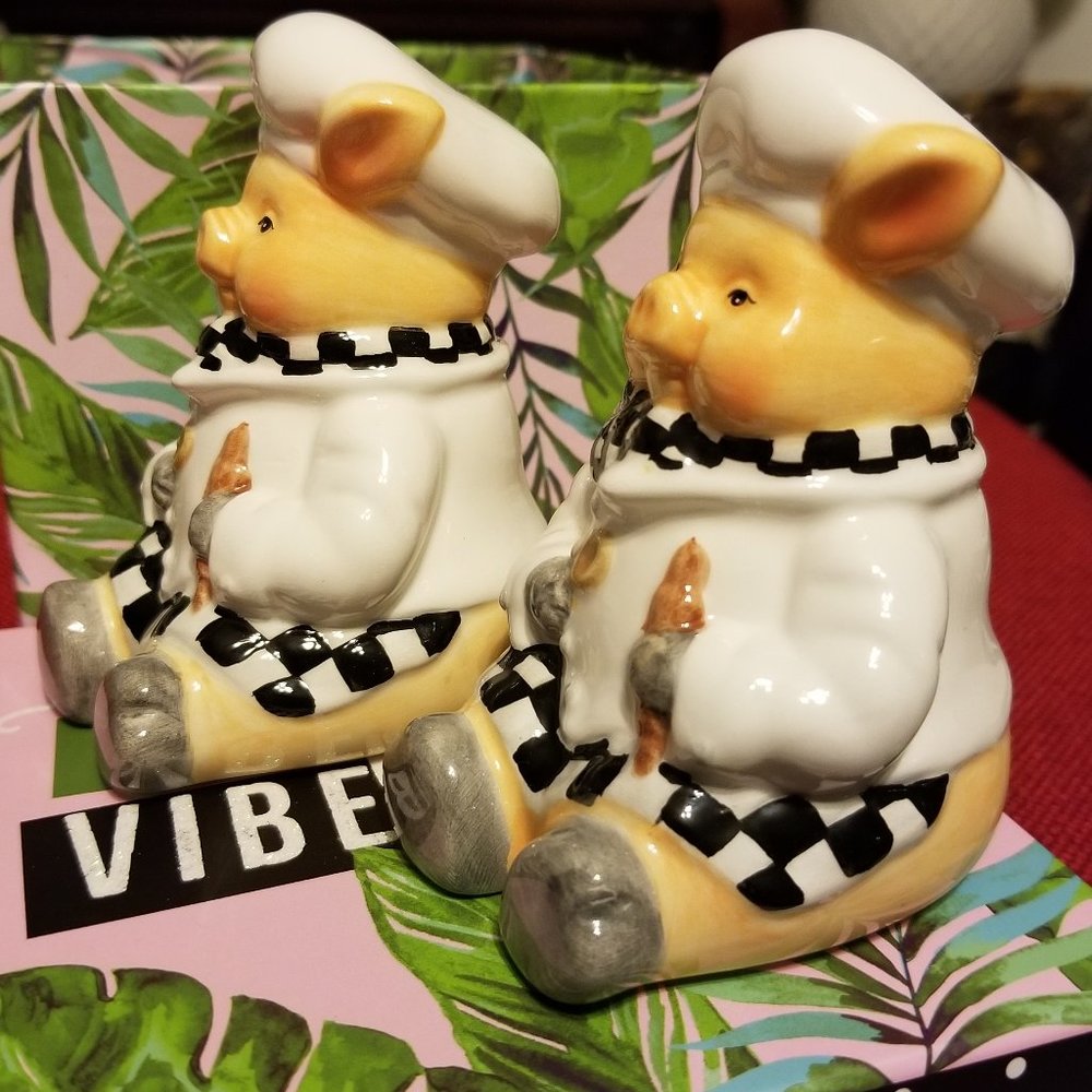 Pig Chef Salt & Pepper Shakers1999 by Young's Heartfelt Kitchen Creations - Picture 3 of 7
